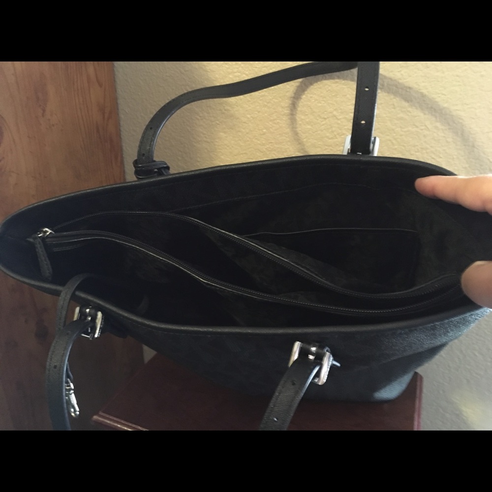 Micheal Kors Shoulder Bag - Picture 4 of 7